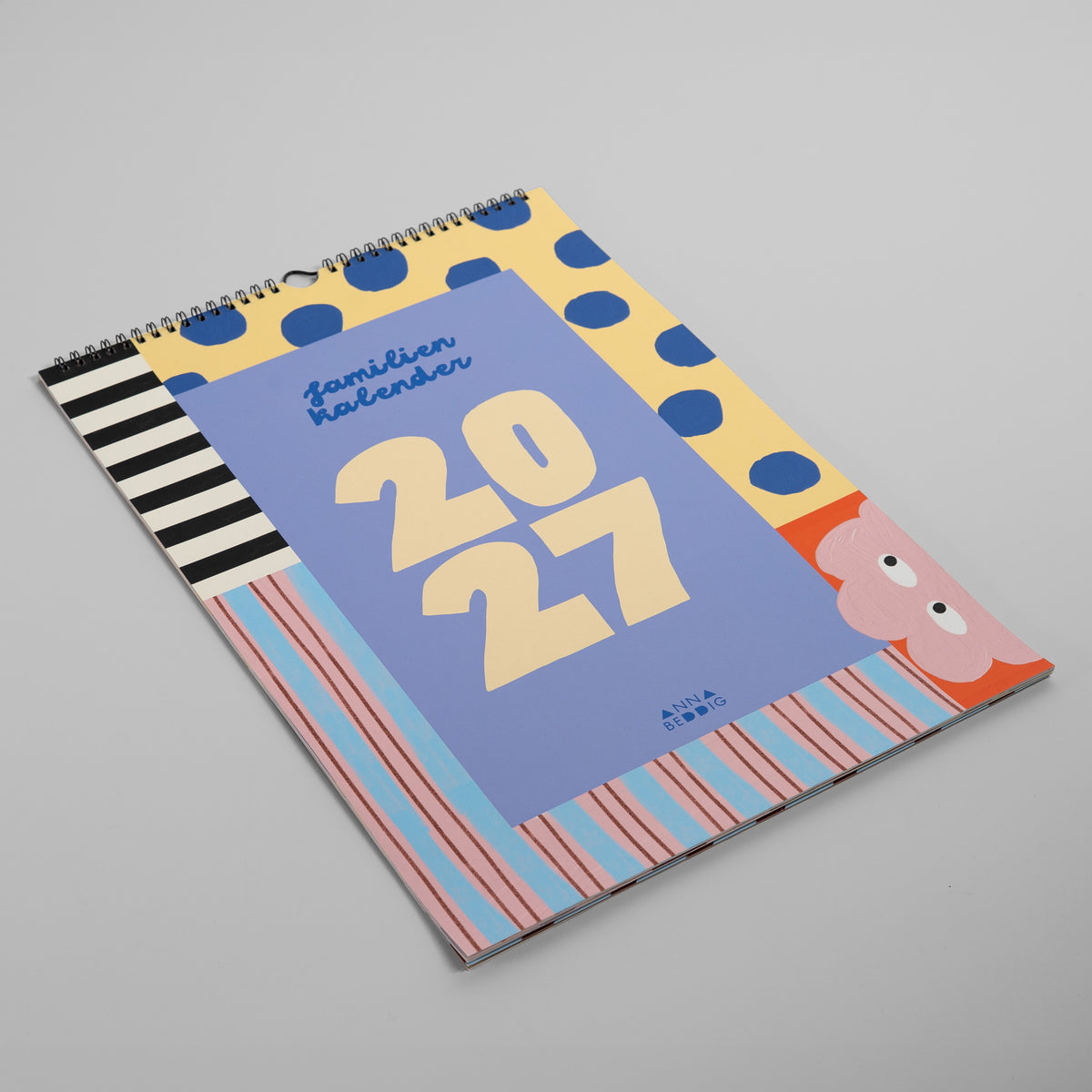 Nahaufnahme der Titelseite des Familienkalenders 2027 mit Illustration und Schriftzug