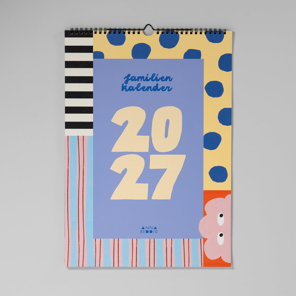 Anna Beddig Familienkalender 2027 im A3-Format: bunte Titelseite mit verspieltem Mustermix und kleinen Augen