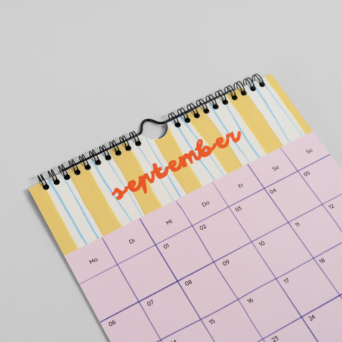 Ringbindung mit schwarzem Aufhängebügel am Wandkalender 2027 in der Nahaufnahme