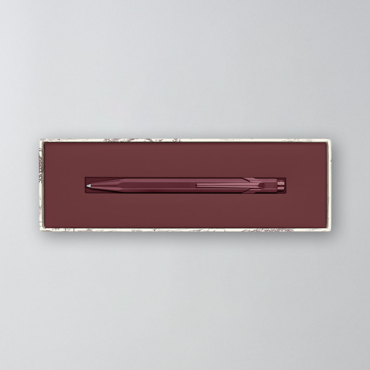 Geöffnete Kartonbox mit bordeauxfarbenem Toile de Jouy 849 Kugelschreiber #Farbe_Bordeaux