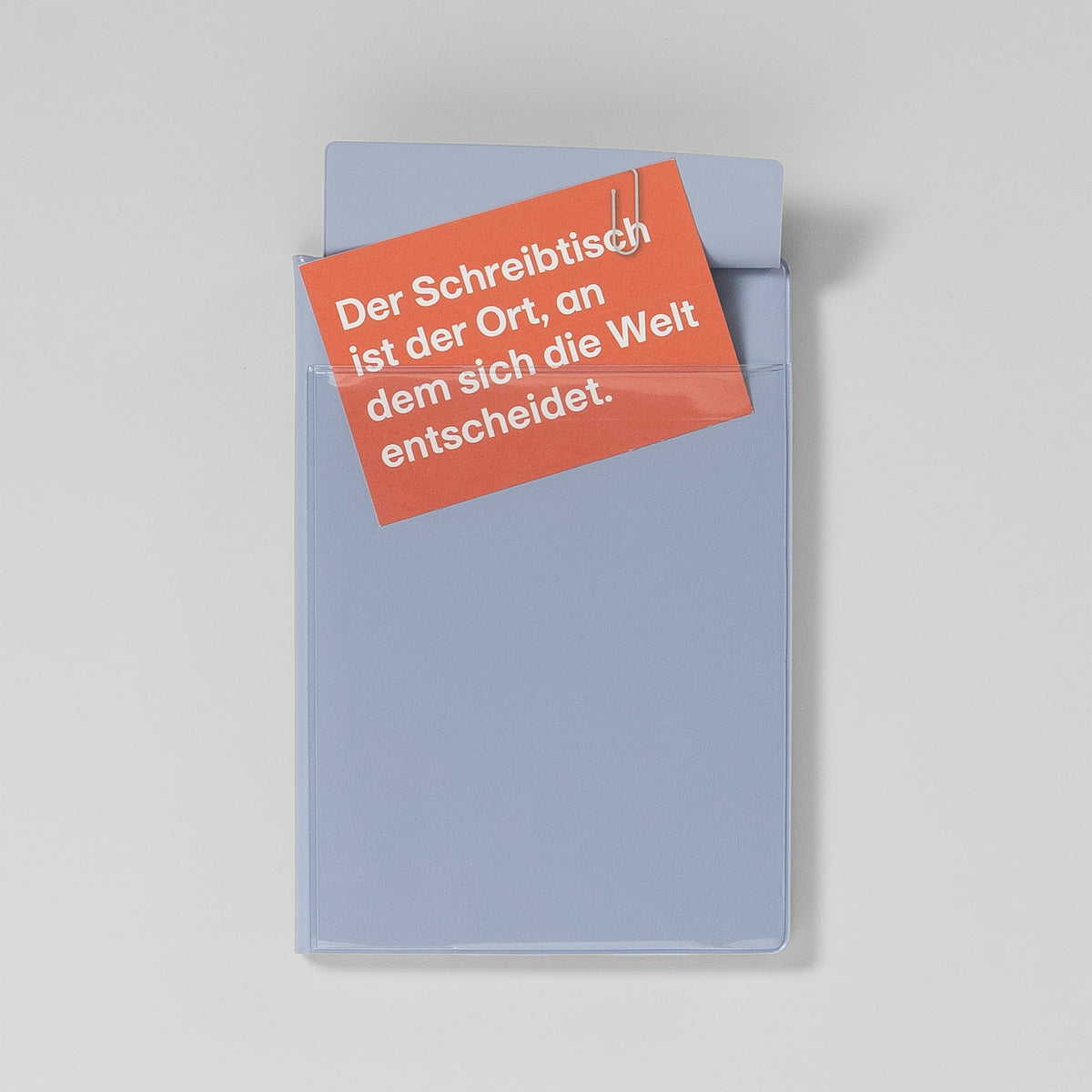Cover-Tasche des Iris B6 Wochenkalenders bestückt mit Stiften und Zetteln