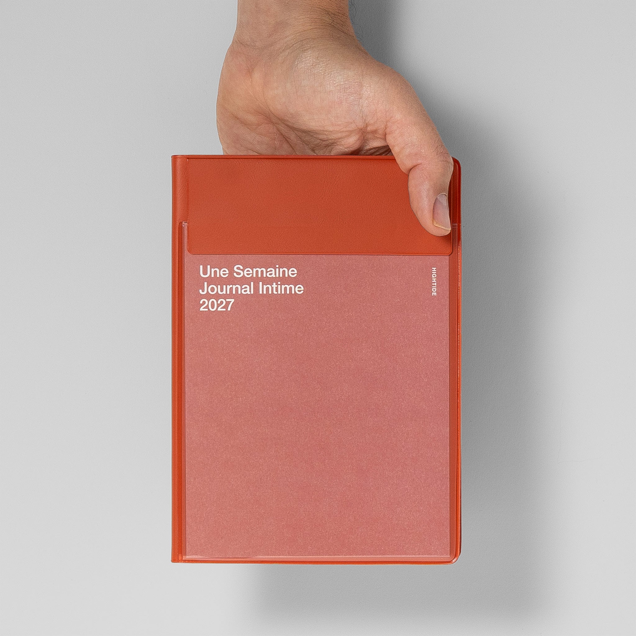 Größenvergleich B6 – der Iris Wochenkalender neben der Hand