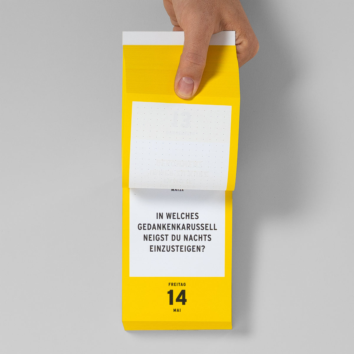 Hand hebt ein Blatt an, darunter Freitag, 14. Mai mit der Frage zum nächtlichen Gedankenkarussell
