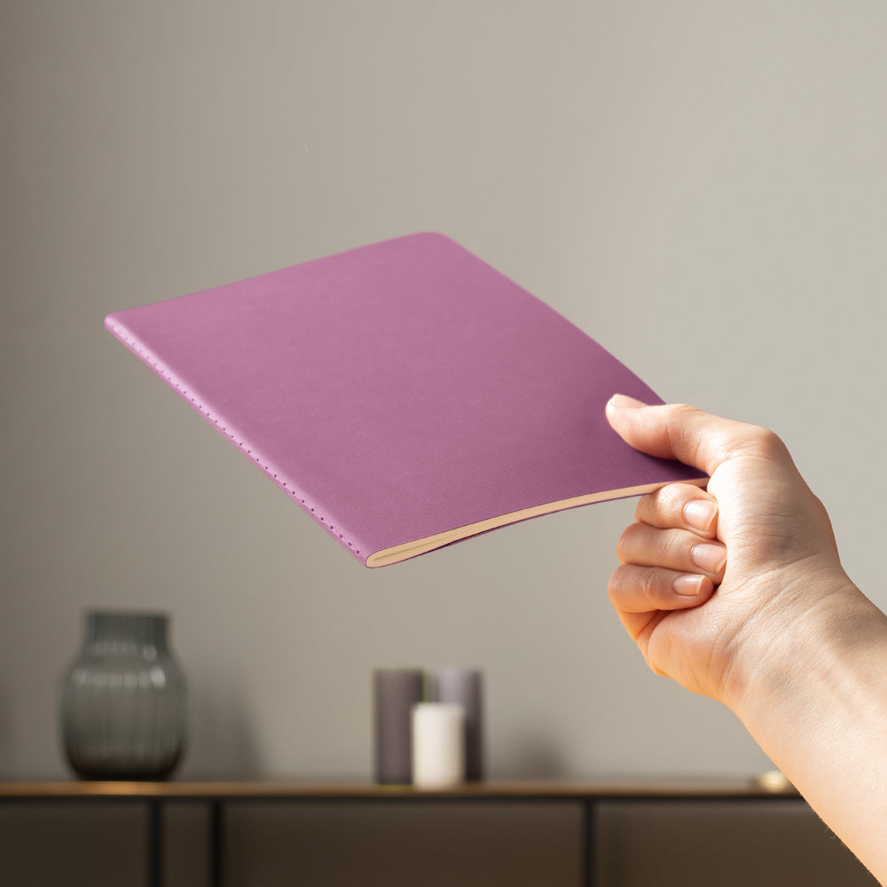 Jottbook Pur A5 (Medium) in der Hand, Größenvergleich zur Veranschaulichung der Heftgröße