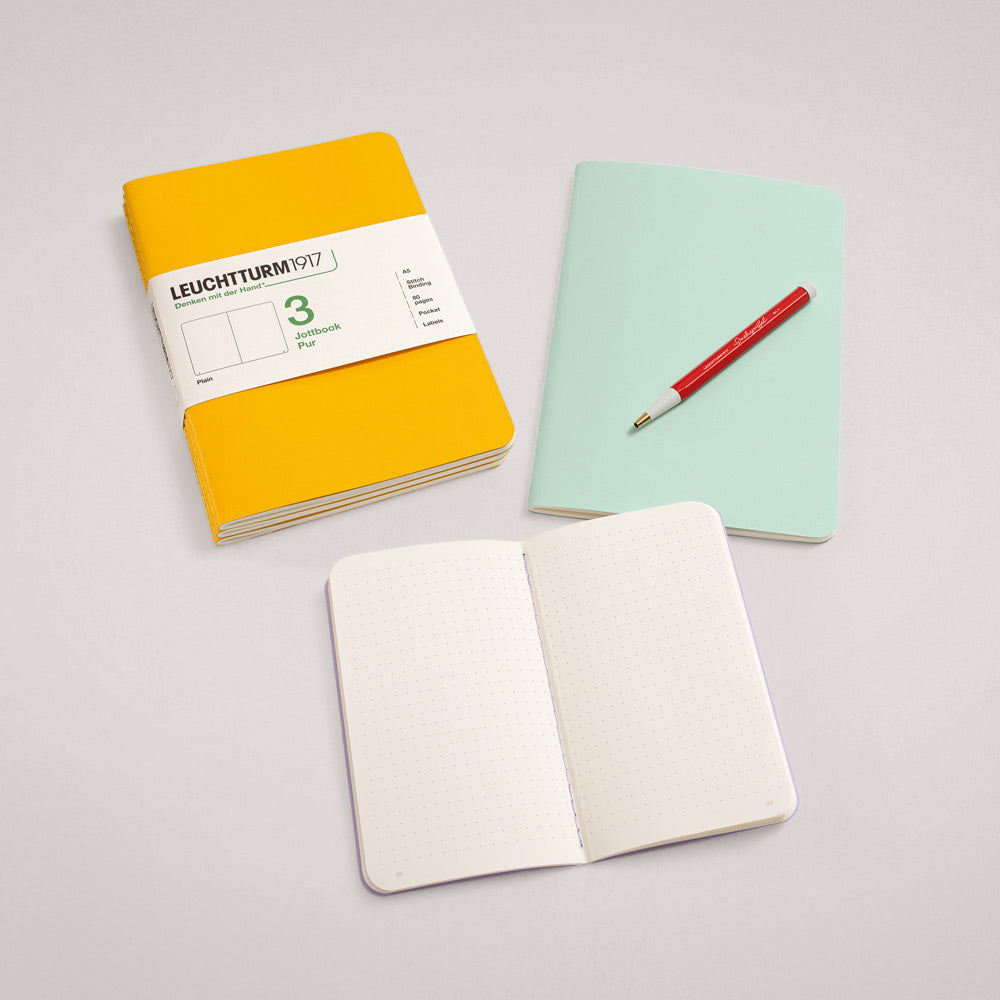 Jottbook Pur 3er Set Sonnengelb mit Banderole neben Notizheft Mint und Drehgriffel