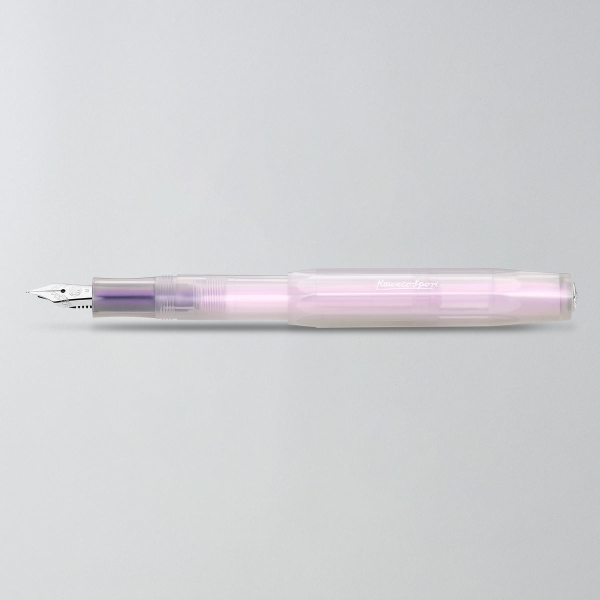 Geöffneter Füllhalter in Light Purple mit hinten aufgesteckter Kappe, Seitenansicht