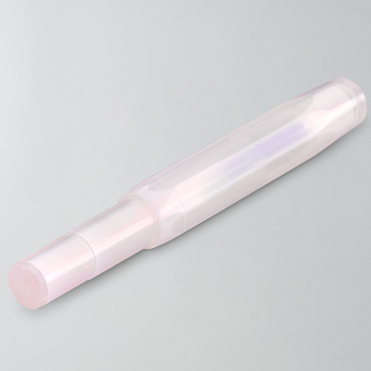 Schimmerndes Gehäuse des geschlossenen Füllhalters in Light Purple, zweite Nahaufnahme