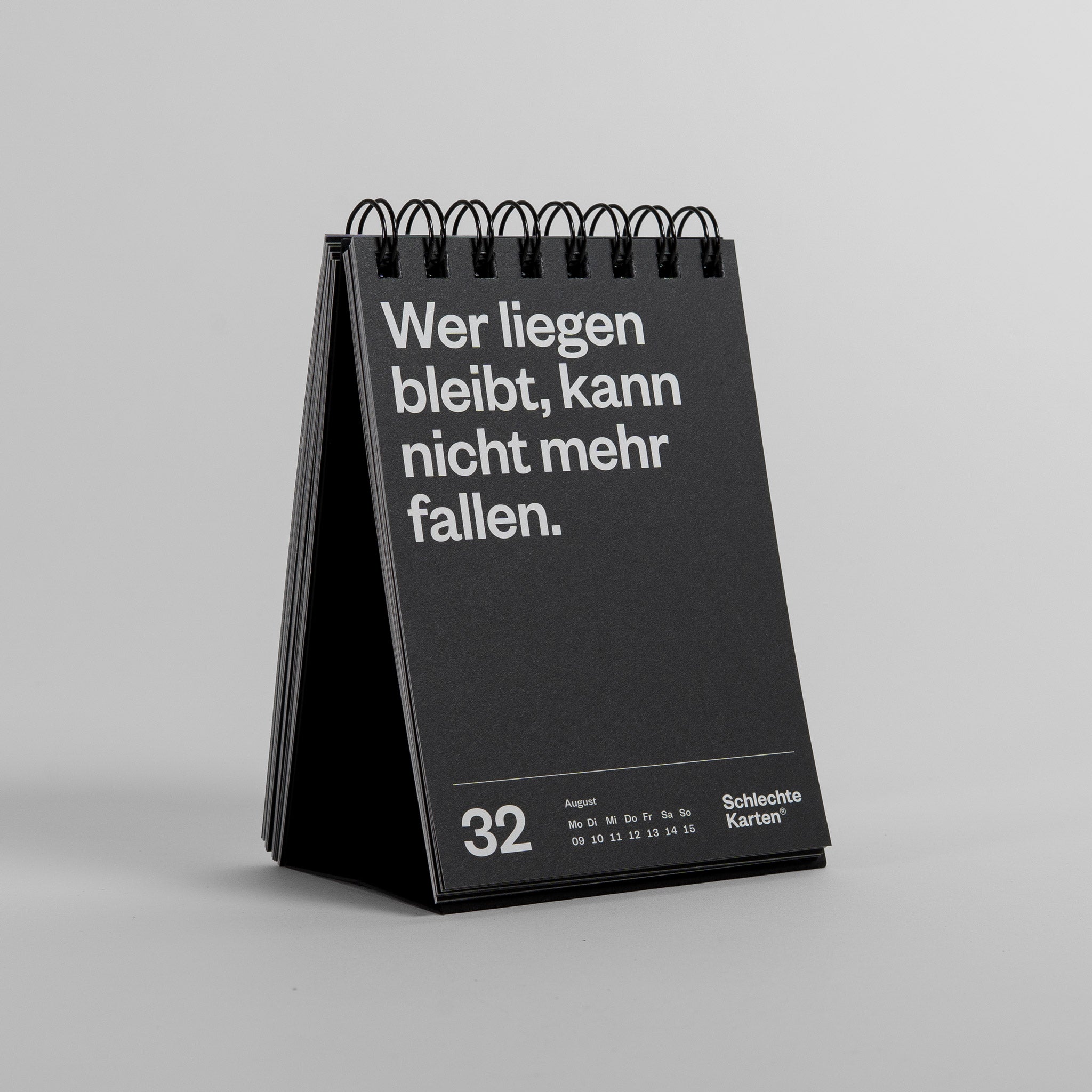 Kalenderwoche 32 im demotivierenden Tischkalender 2027 mit dem Spruch „Wer liegen bleibt“