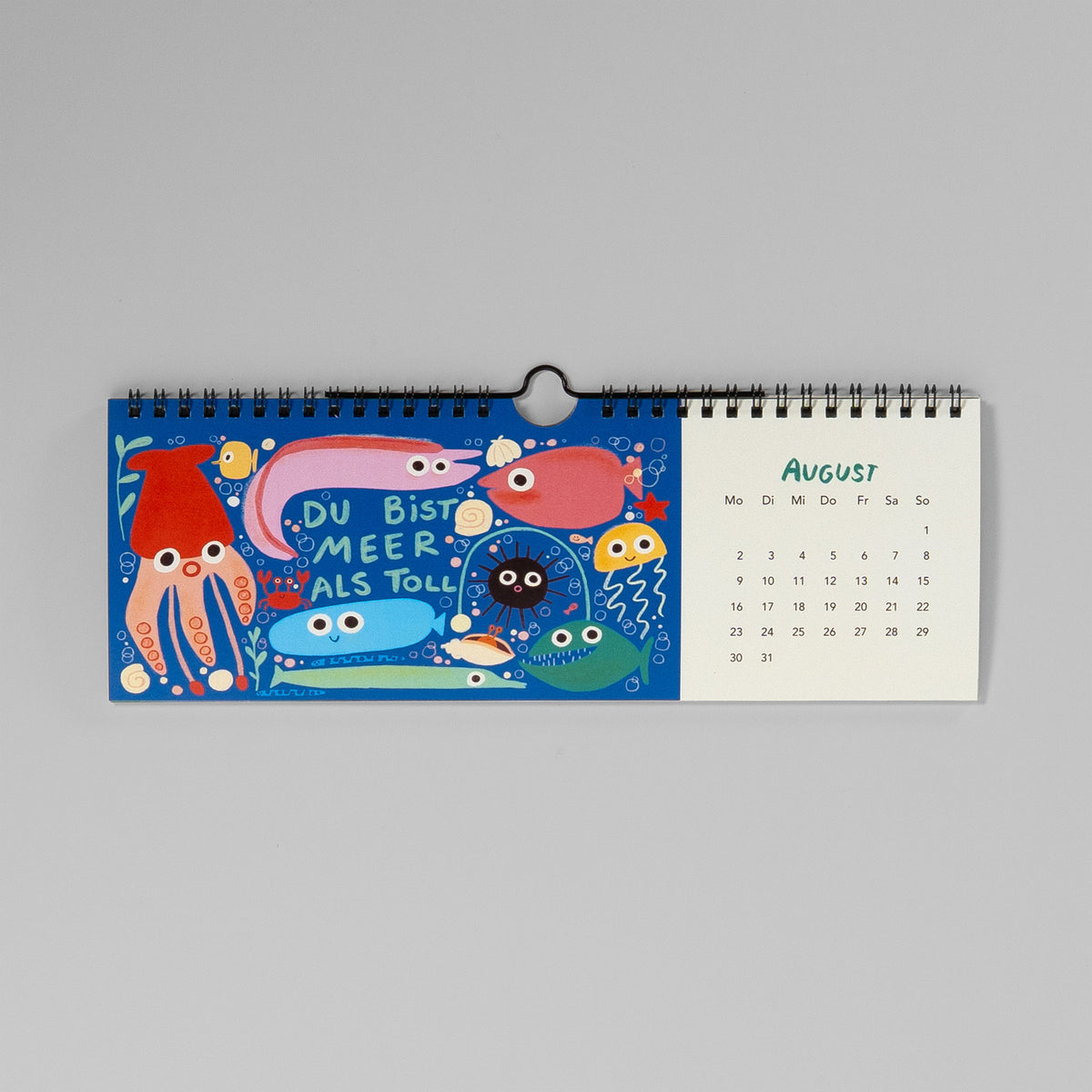 Augustblatt des Wandkalenders 2027 mit vielen bunten Fischen im Querformat