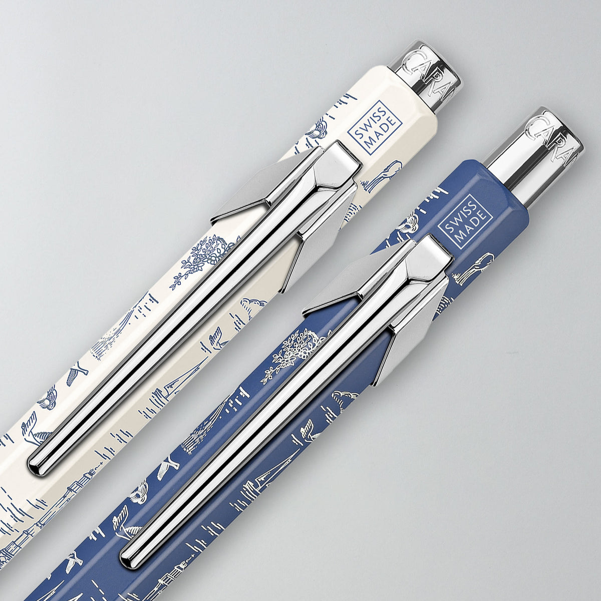 Detailansicht von Kugelschreiber und Minenhalter im Toile de Jouy Set