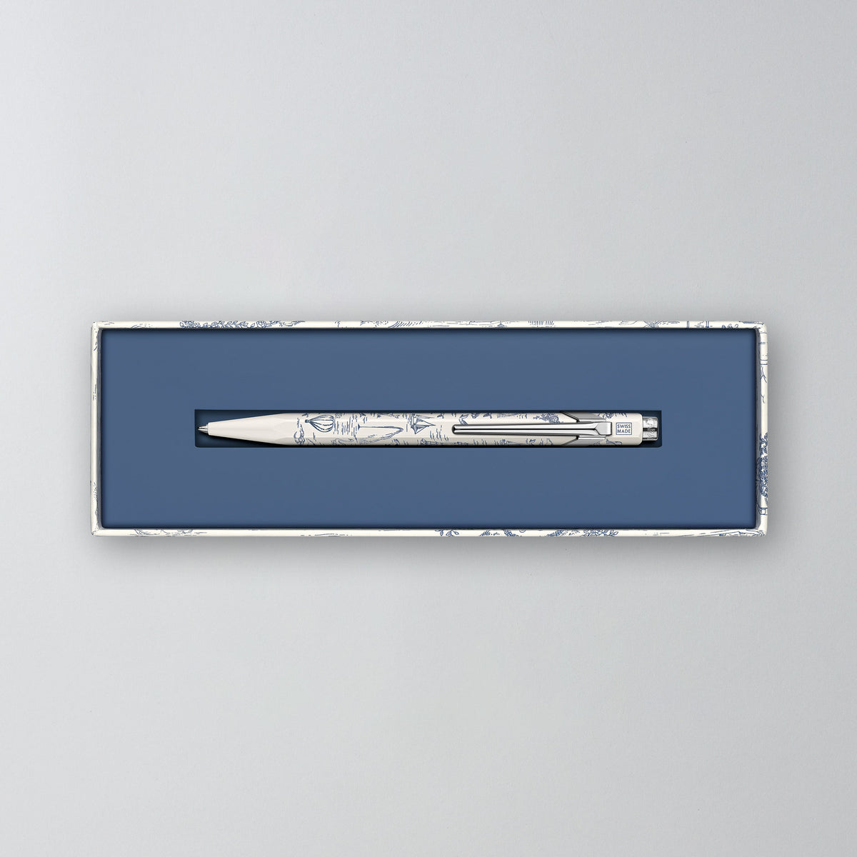 Geöffnete Kartonbox mit weißem Toile de Jouy 849 Kugelschreiber #Farbe_Weiß
