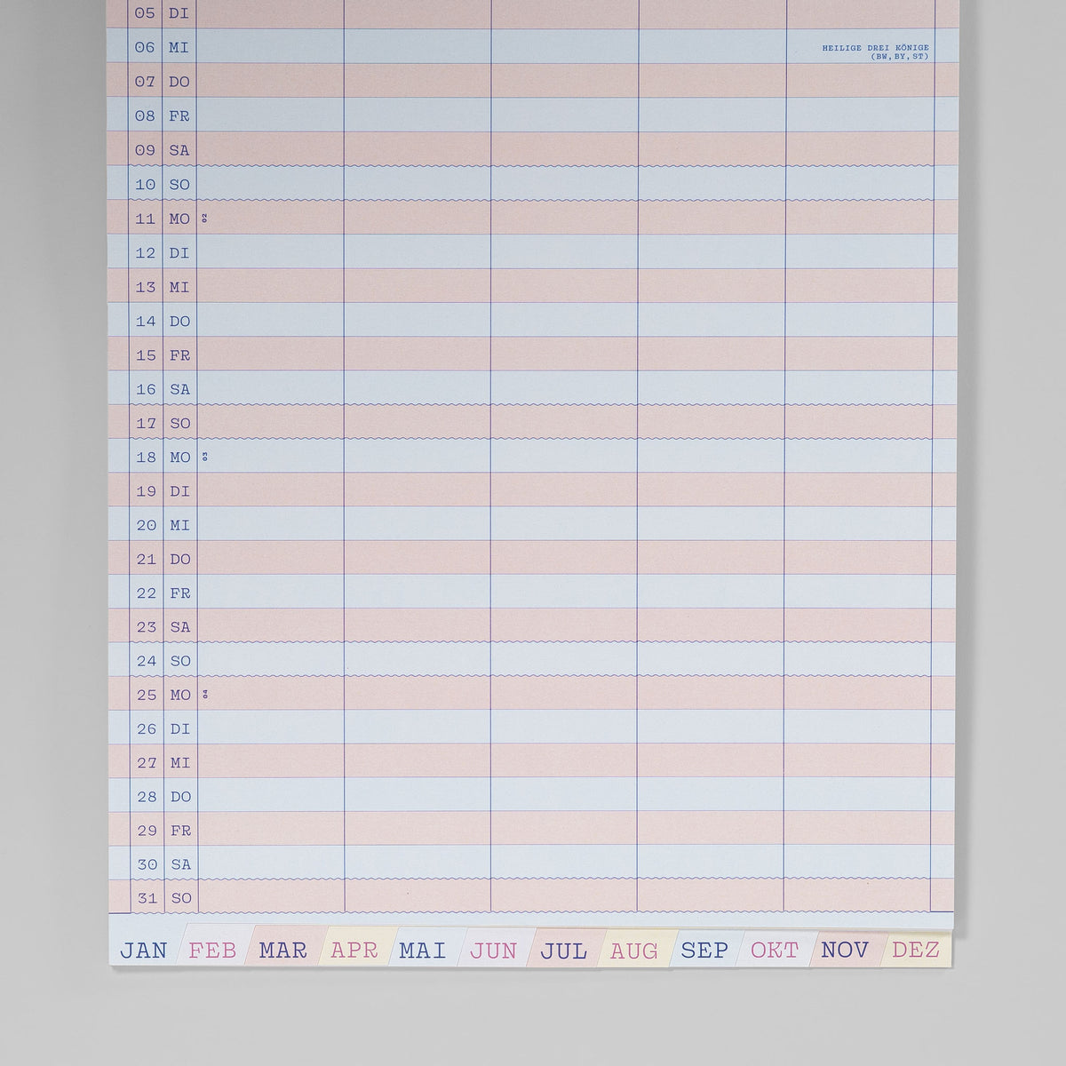 Aufsicht auf den aufgeschlagenen Januar im Familienkalender mit Monatsregistern
