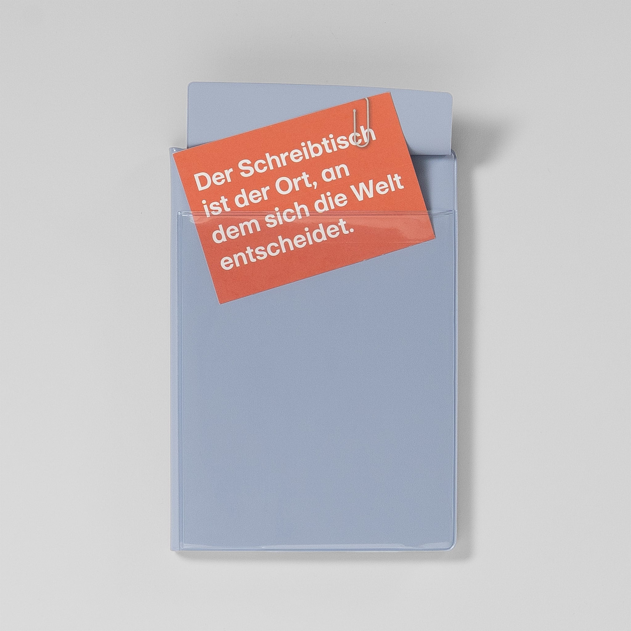 Cover-Tasche des Iris B6 Wochenkalenders bestückt mit Stiften und Zetteln