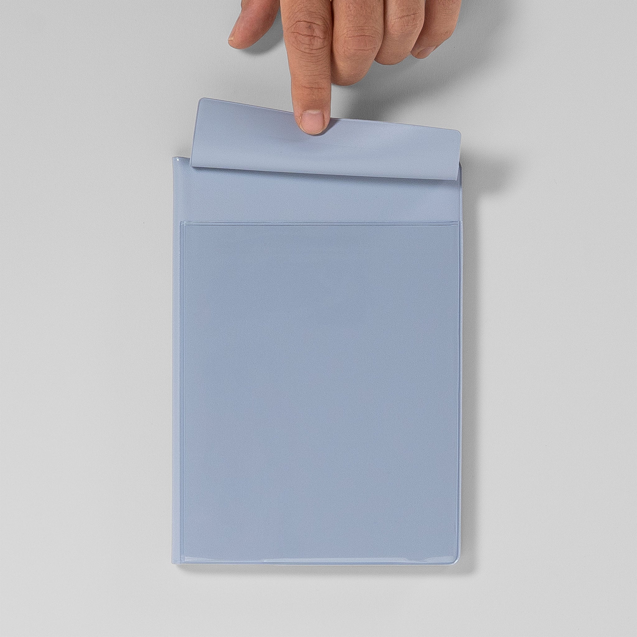 Geöffnete Cover-Tasche des Iris B6 Wochenkalenders mit Markierungsklappe