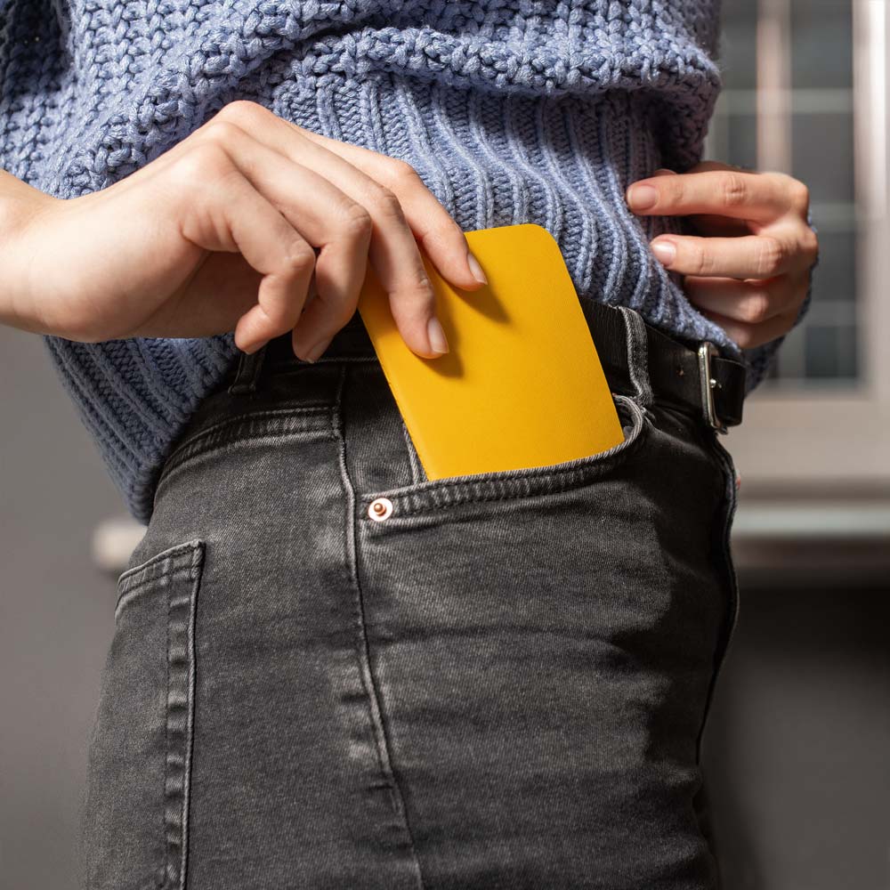 Jottbook Pur Pocket A6 in der Hosentasche, Detailaufnahme zur handlichen Größe