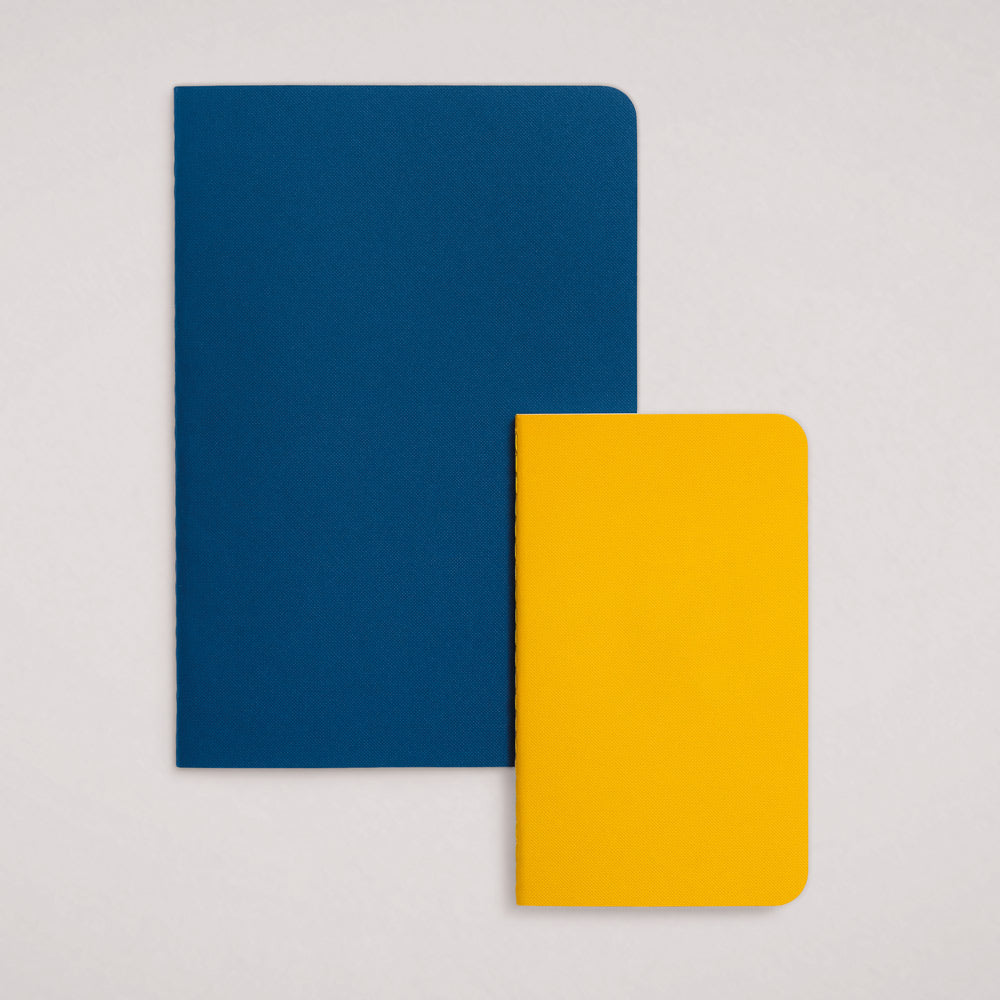 Größenvergleich Jottbook Pur A5 (Medium Indigo) und A6 (Pocket Sunflower), Hefte nebeneinander