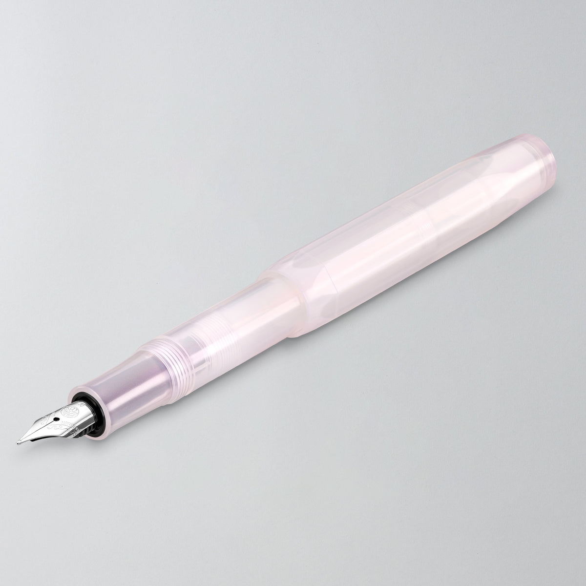 Füllhalter in Light Purple mit hinten aufgesteckter Kappe, Feder links unten im Bild