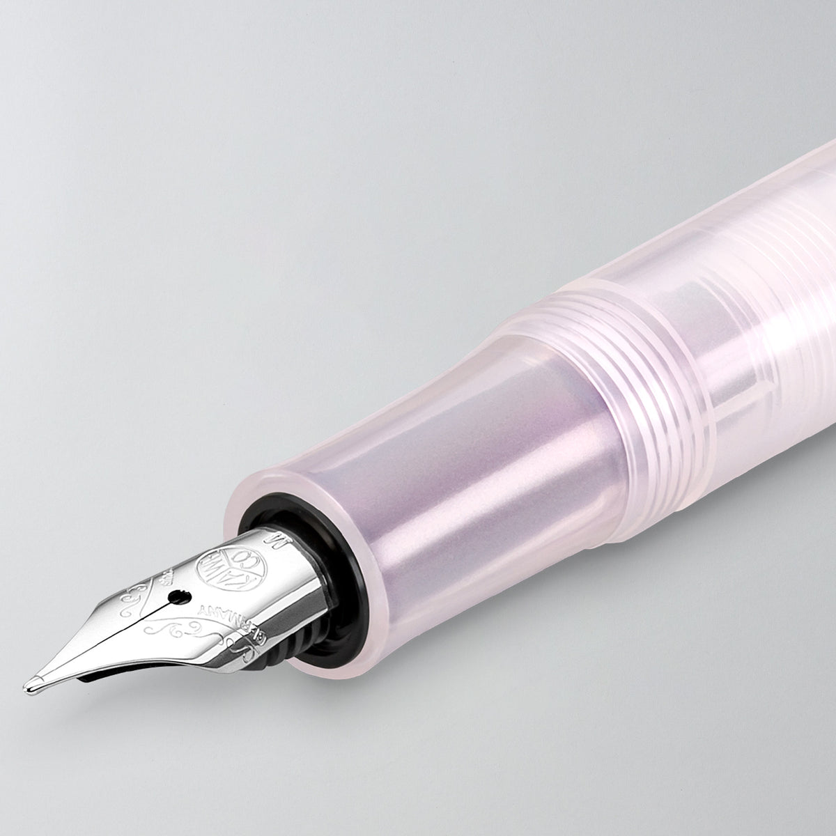 Silberne Feder und Griffstück des Füllhalters Lunar Sport in Light Purple im Detail