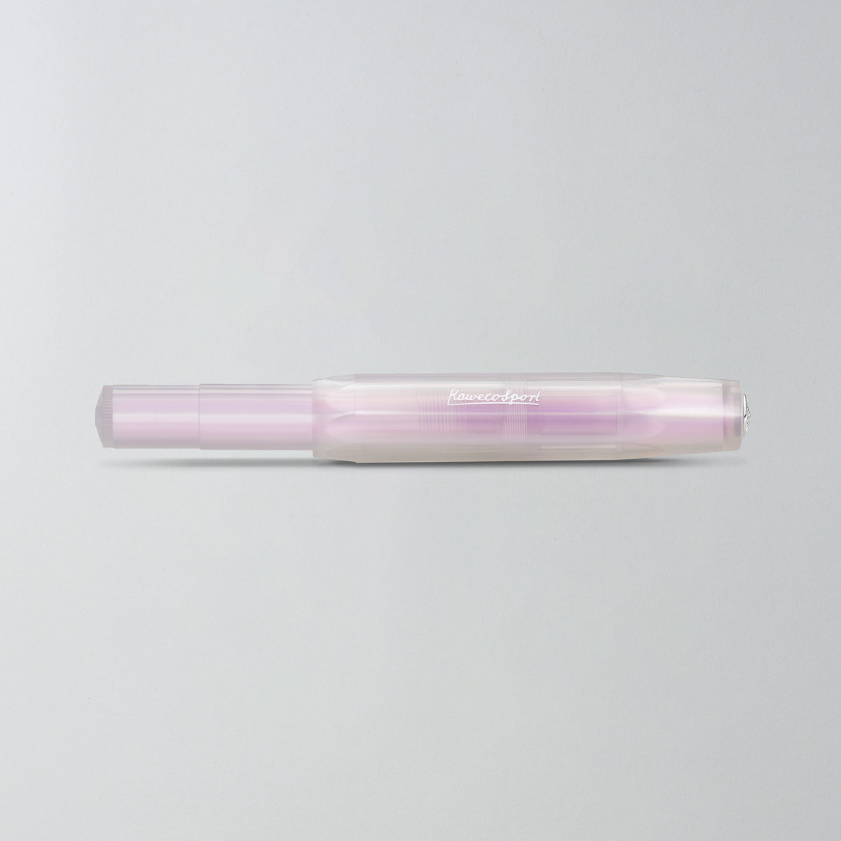 Geschlossener Füllhalter Lunar Sport in Light Purple in der Seitenansicht