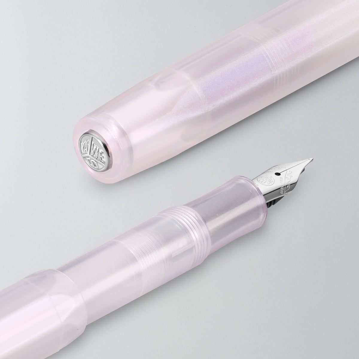 Kaweco Lunar Sport Füllhalter in Light Purple, Kappe und Schreibteil mit Feder nebeneinander