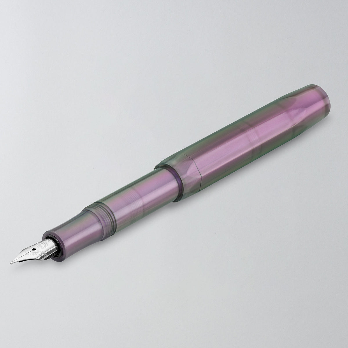 Füllhalter in Shadow Purple mit hinten aufgesteckter Kappe, Feder links unten im Bild