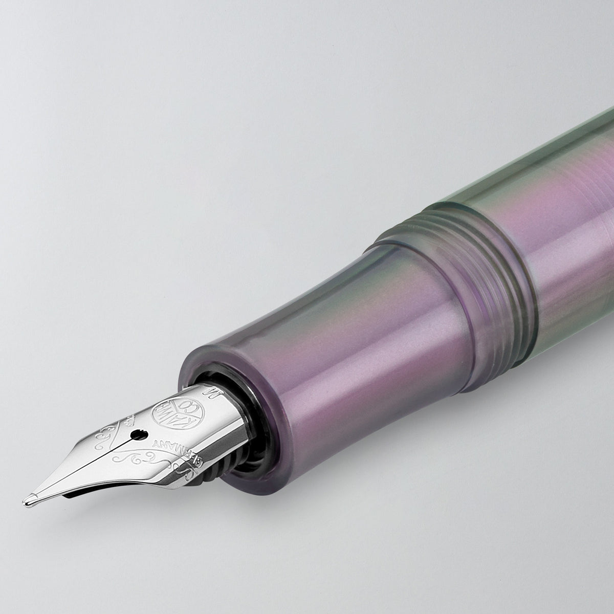 Silberne Feder und Griffstück des Füllhalters Lunar Sport in Shadow Purple im Detail