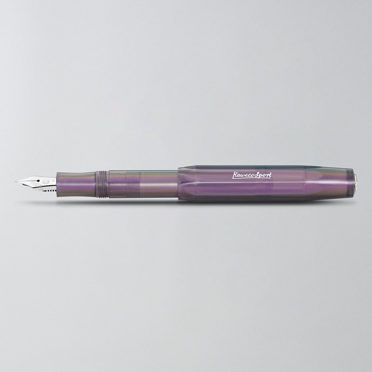 Geöffneter Füllhalter in Shadow Purple mit hinten aufgesteckter Kappe, Seitenansicht