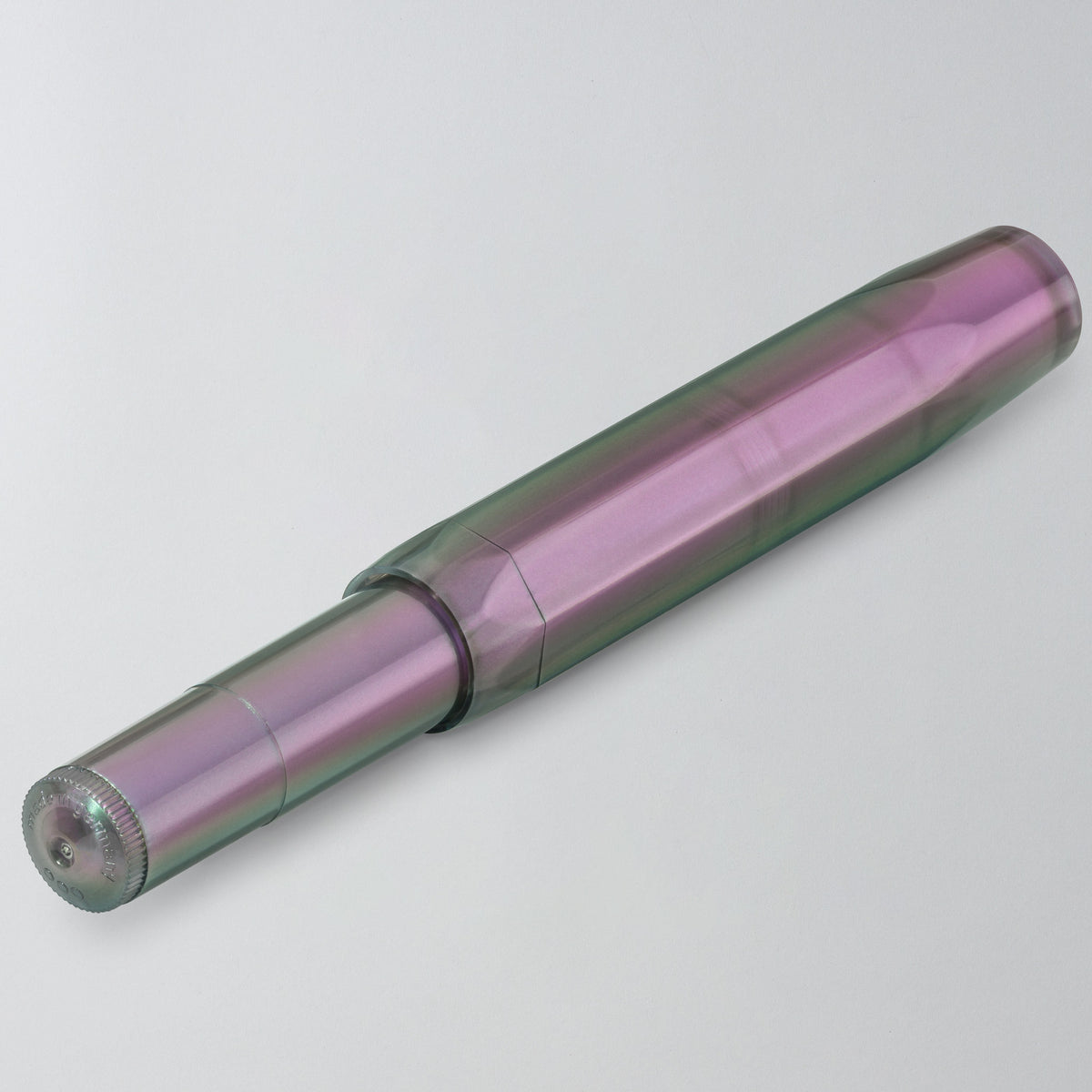 Schillerndes Gehäuse des geschlossenen Füllhalters in Shadow Purple, zweite Nahaufnahme