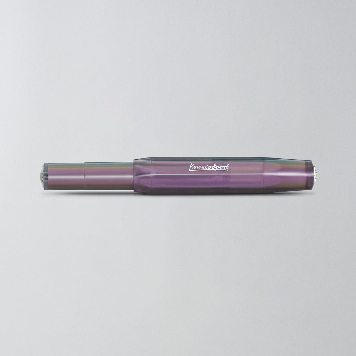 Geschlossener Füllhalter Lunar Sport in Shadow Purple in der Seitenansicht