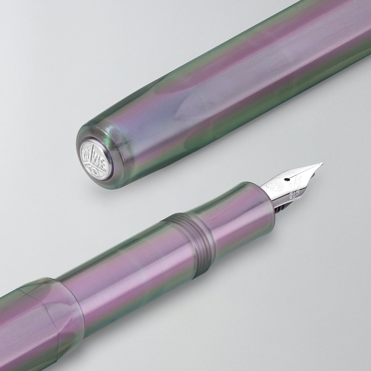 Kaweco Lunar Sport Füllhalter in Shadow Purple, Kappe und Schreibteil mit Feder nebeneinander