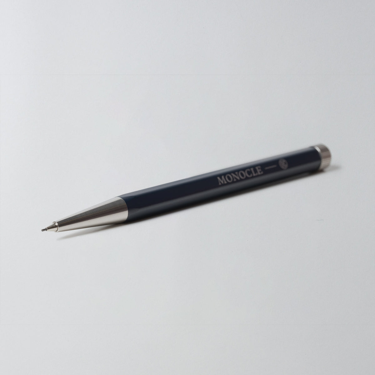 Leuchtturm Bleistift Drehgriffel Monocle in Navy (Dunkelblau), Detail von Bleistiftspitze und Mine