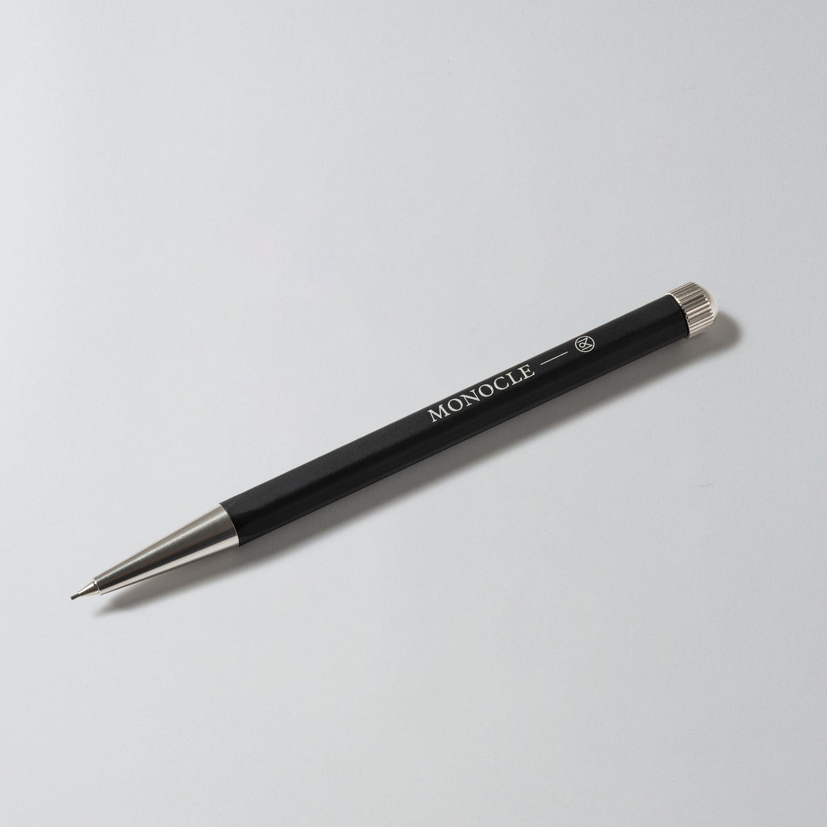 Leuchtturm Bleistift Drehgriffel Monocle in Schwarz, Schrägansicht