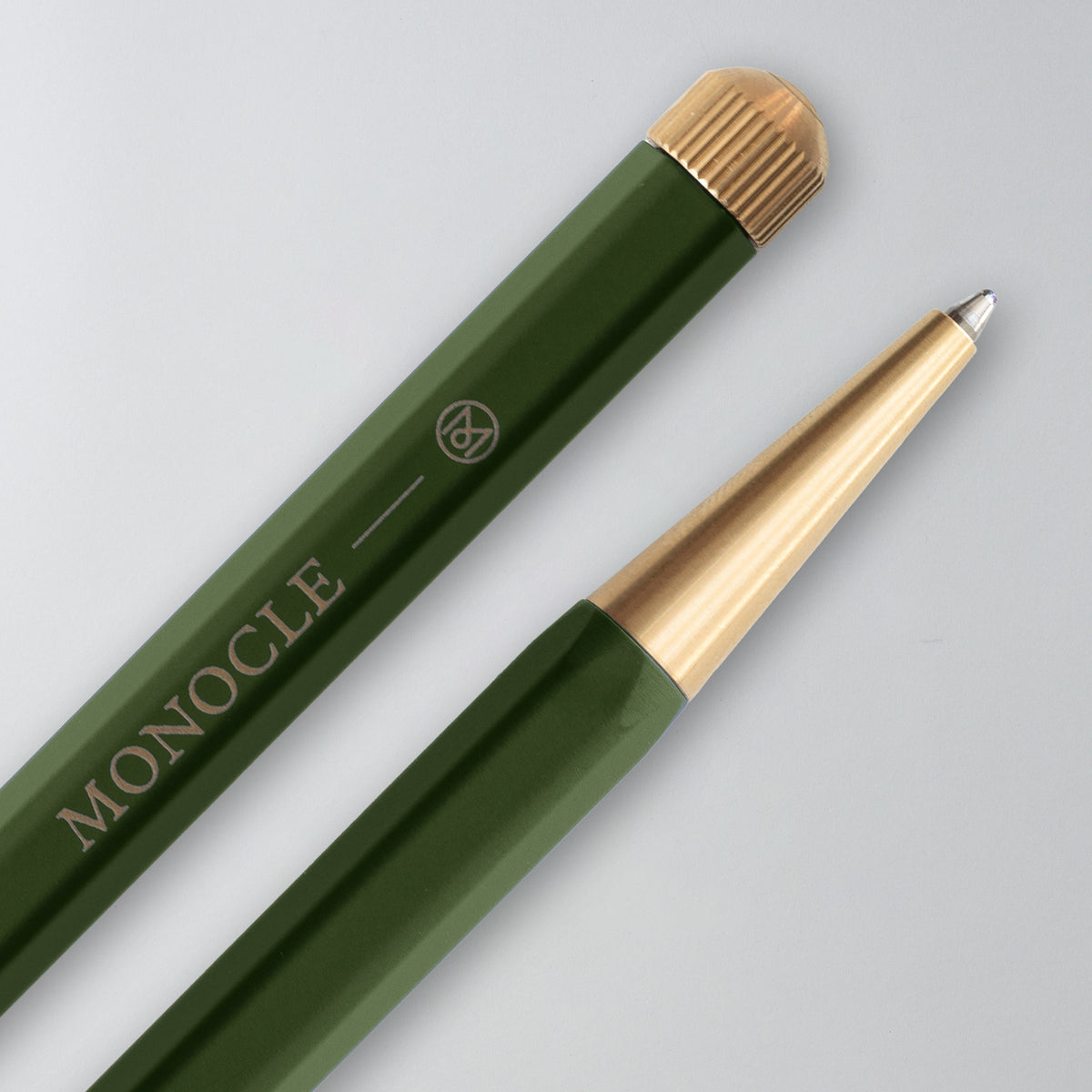 Drehgriffel Kugelschreiber Monocle in Olive, Detailansicht von Drehknopf und Spitze