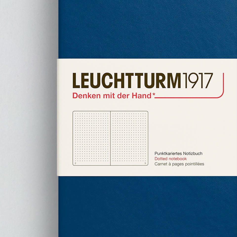 Leuchtturm Notizbuch Medium A5 Hardcover in Indigo, gepunktet, Aufsicht #Farbe_Indigo