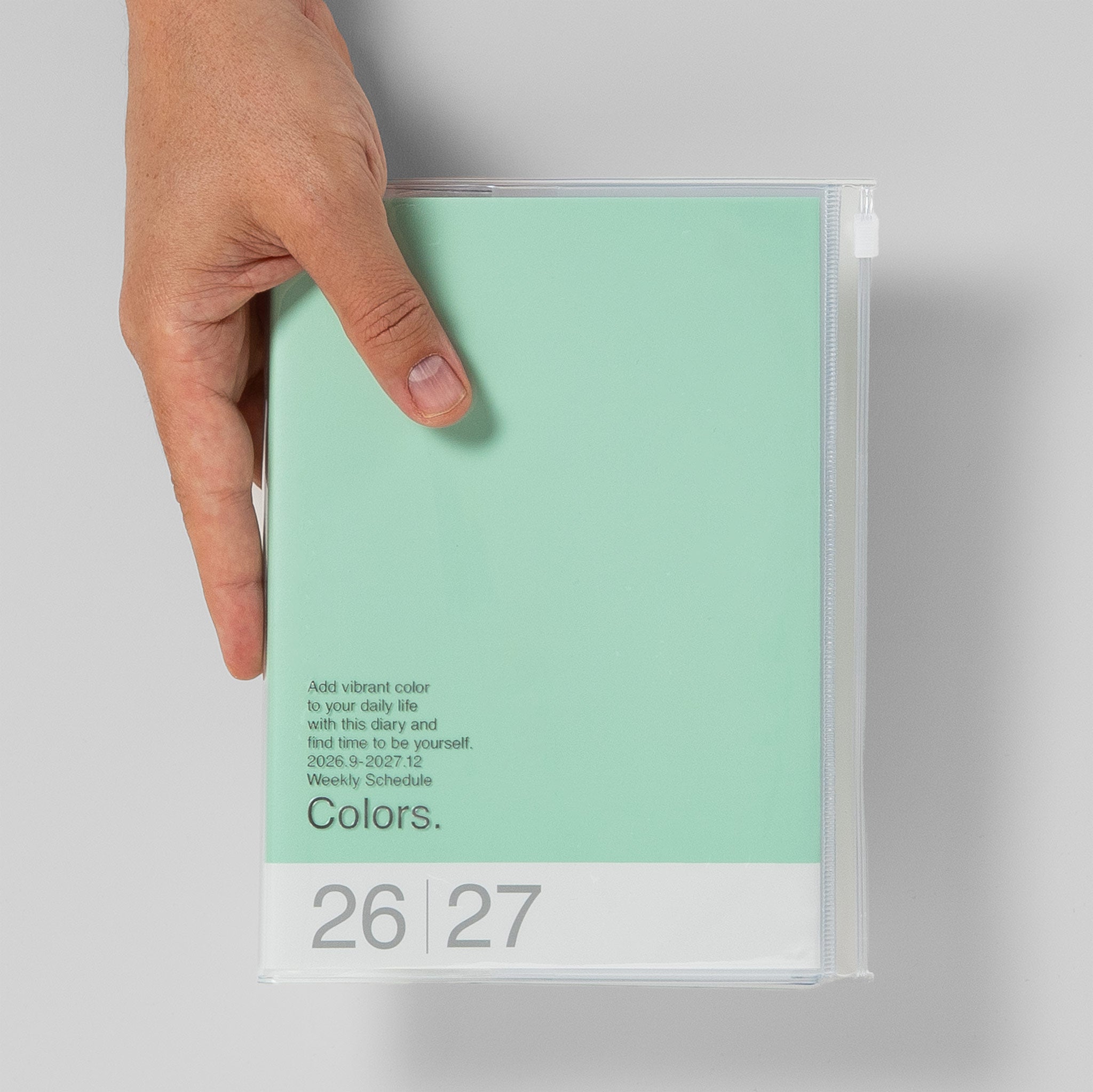 Mark's Taschenkalender A5 2026/27 Größenvergleich mit Hand, Farbe Mint