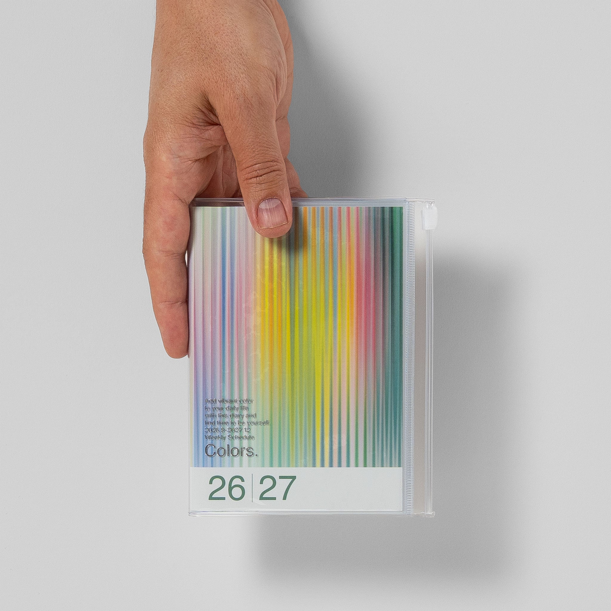 Mark's Taschenkalender A6 2026/27 Verlauf „Colors." Größenvergleich mit Hand, Farbe Grün