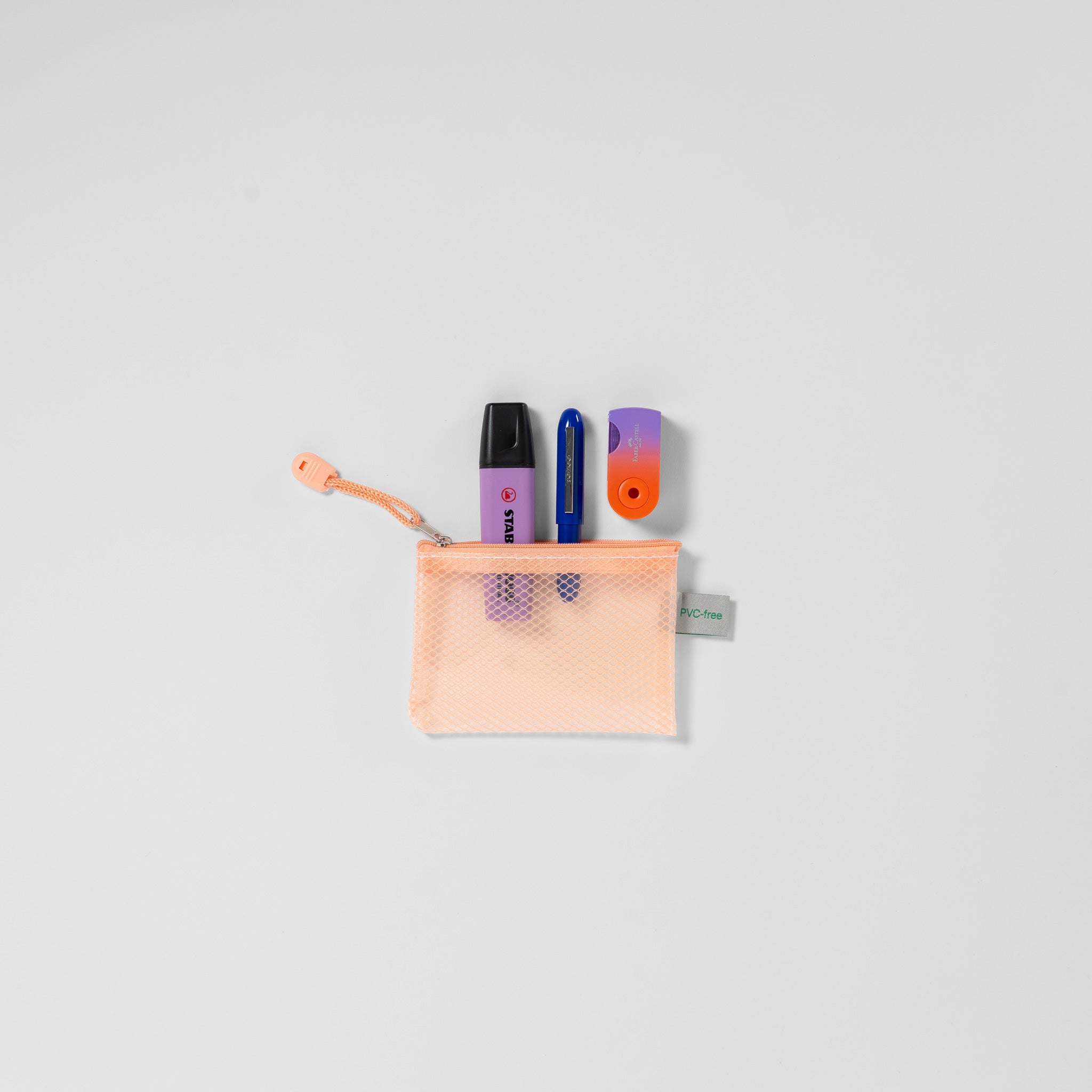 Mesh Bag Candy A7, PVC-frei, Farbe Apricot, Anwendungsbeispiel mit Marker, Kugelschreiber und Spitzer