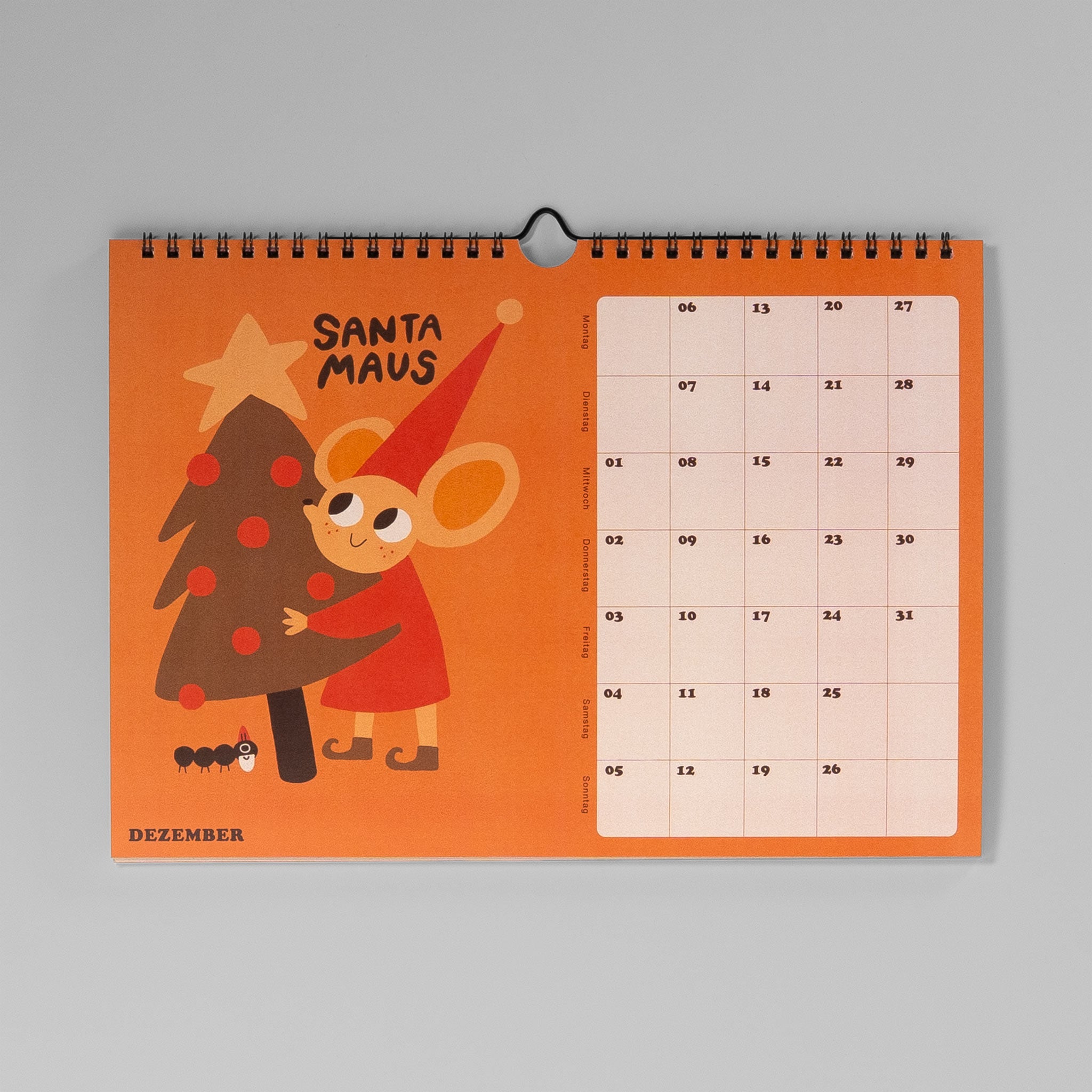 Dezemberblatt Santa Maus – Maus mit roter Zipfelmütze umarmt einen Weihnachtsbaum