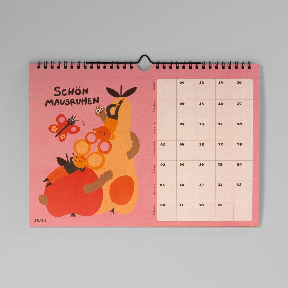 Juliblatt Schön mausruhen – Mäuse dösen auf Apfel und Birne, dazu Schmetterling und Schnecke