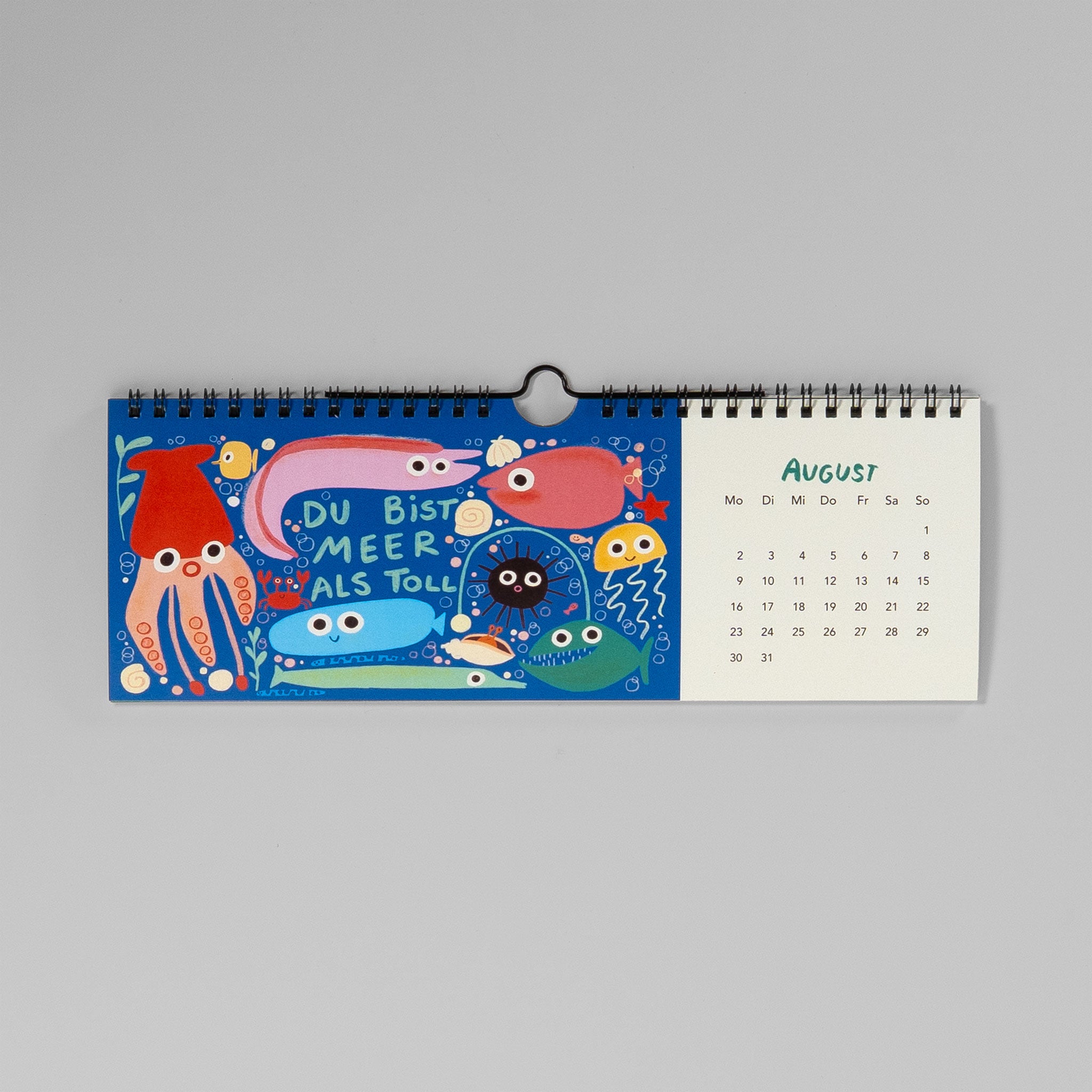 Augustblatt des Wandkalenders 2027 mit vielen bunten Fischen im Querformat