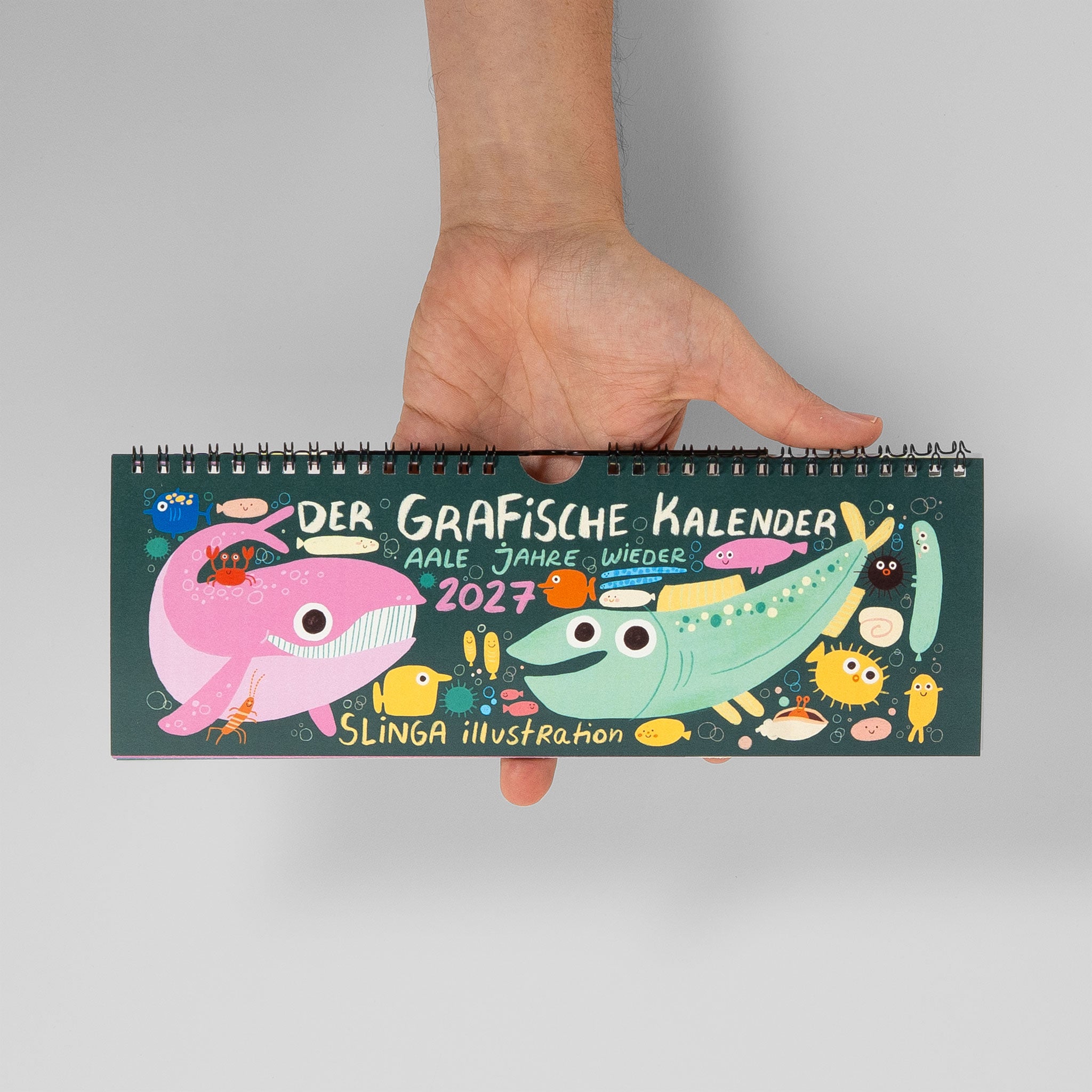 Größenvergleich des Kalenders im Format halbes A4, 29,7 x 10,3 cm quer