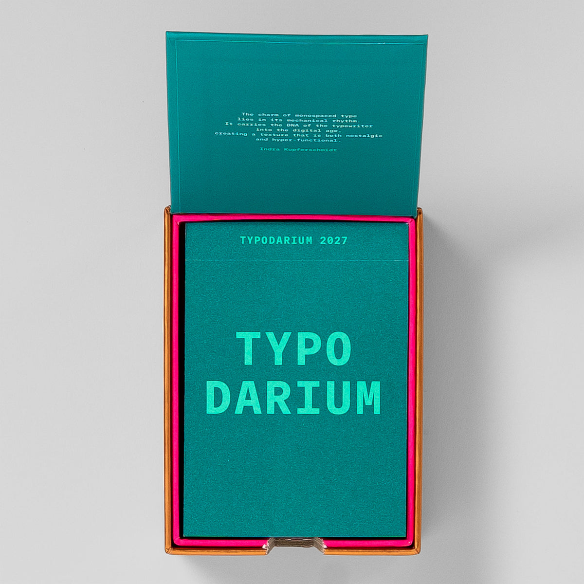 Geöffnete Typodarium-Box von oben, im Deckel ein Zitat zu Monospace-Schriften, darunter der grüne Kalenderblock