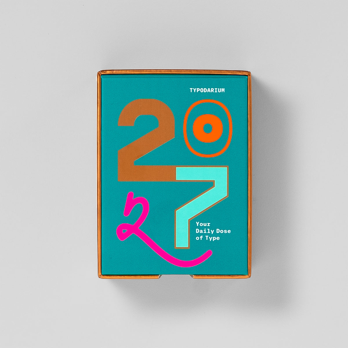 Typodarium 2027 von oben: türkise Box mit großer 2027 in Kupfer, Orange, Mint und Pink