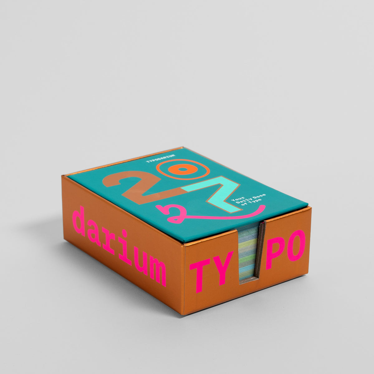 Typodarium-Sammelbox von schräg oben, durch den Schlitz an der Seite sind die bunten Tagesblätter zu sehen
