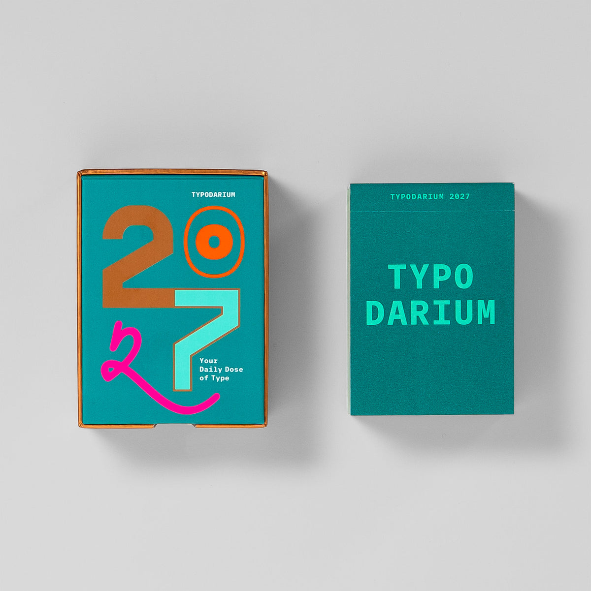 Typodarium-Box und Kalenderblock nebeneinander, links die Box mit der 2027, rechts der Block mit Titelblatt