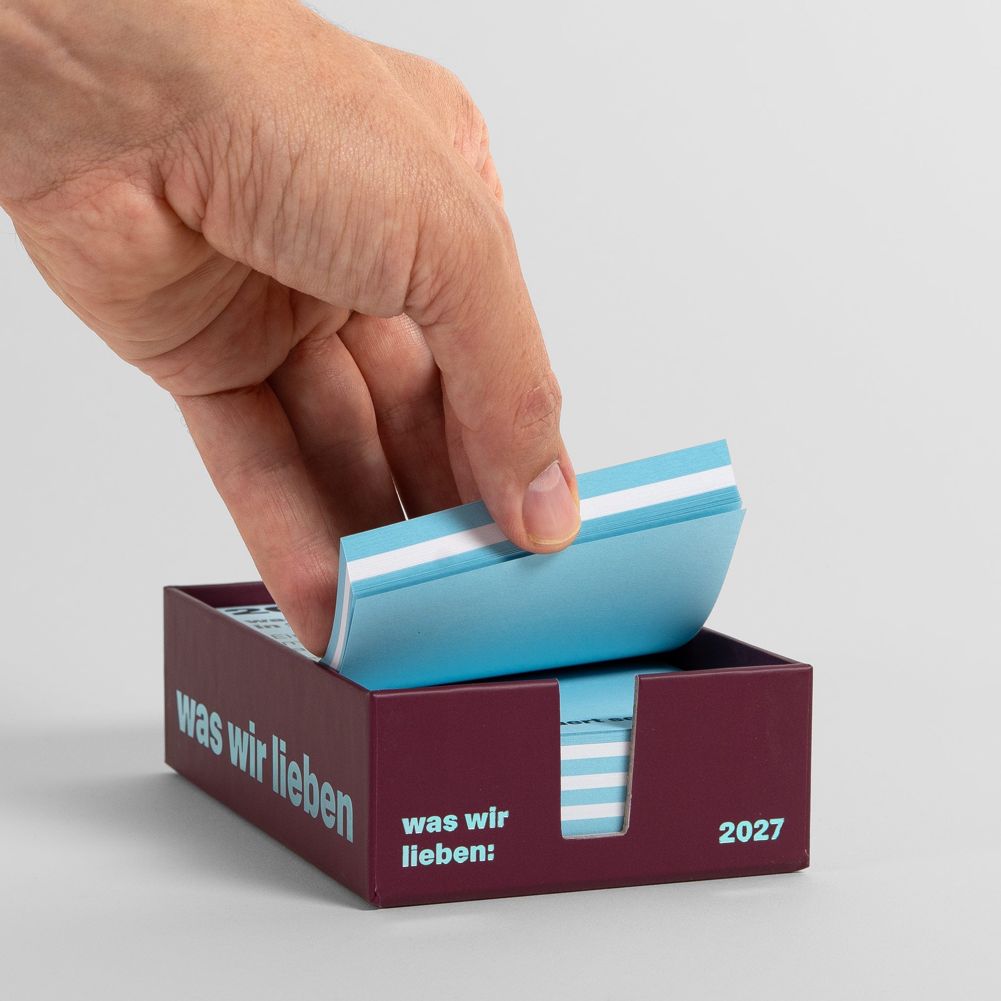 Was wir lieben Notizkalender 2027 in der Hand gehalten