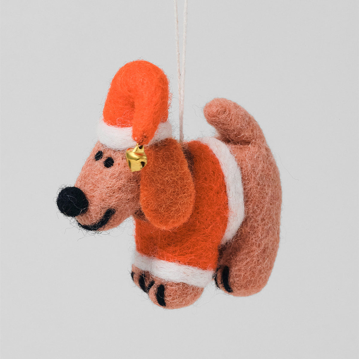 Wrap Filzanhänger Weihnachtshund Jeff: Filzhund in oranger Jacke mit Zipfelmütze und goldenem Glöckchen