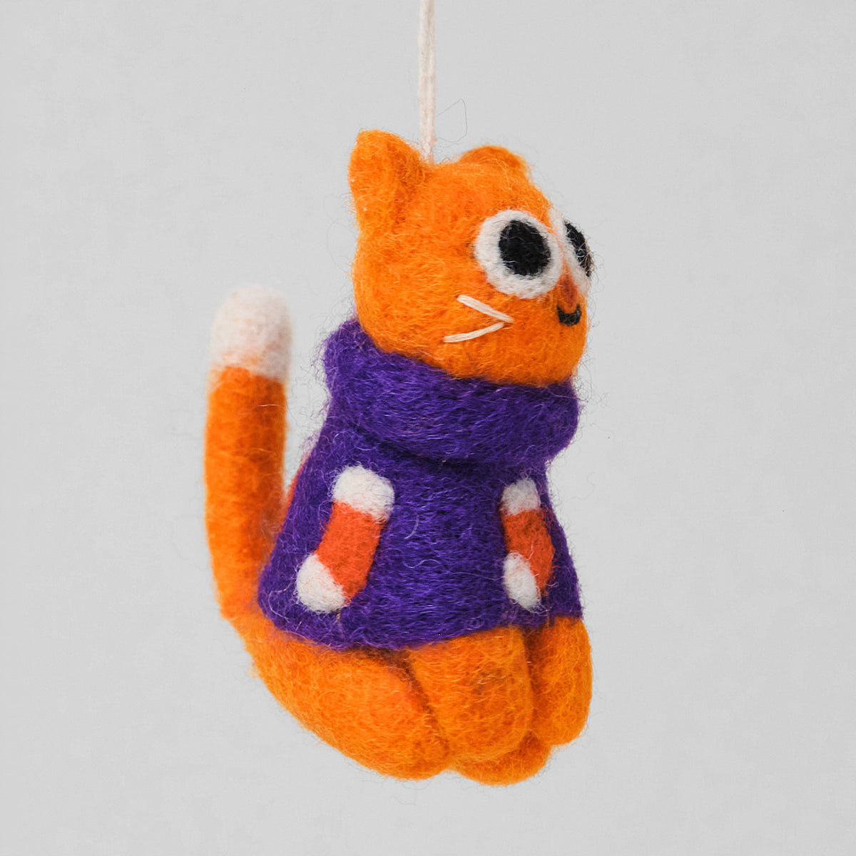 Wrap Filzanhänger Katze Esther: orange Filzkatze im lila Weihnachtspullover mit Strumpf-Motiv