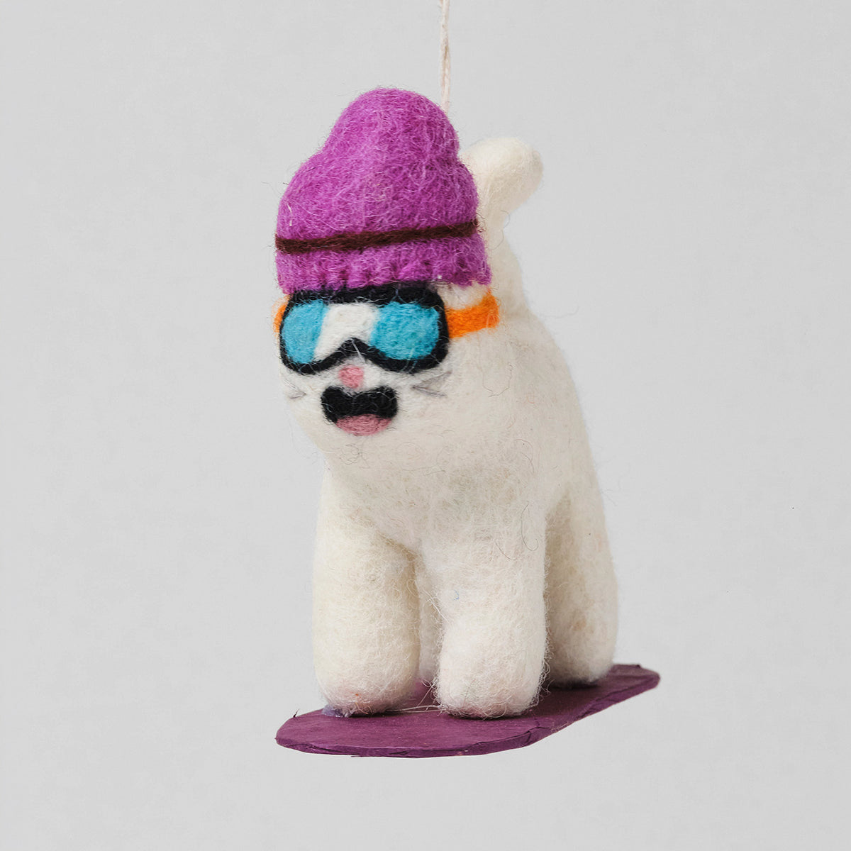 Filzkatze Shaun auf Snowboard zum Aufhängen, weitere Ansicht