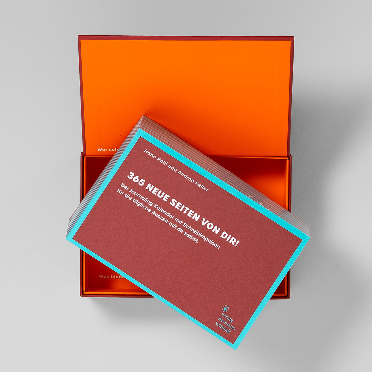 Kartenblock des Journaling-Kalenders 365 neue Seiten von dir wird aus der geöffneten Box genommen